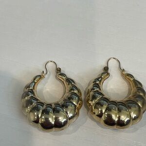 Vintage gold tone puff scallop croissant hoop earrings